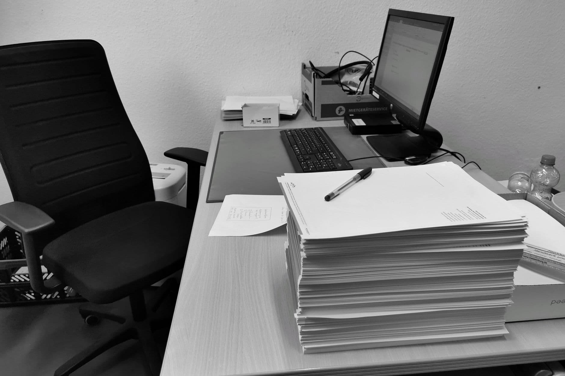Administratief werk aan een bureau